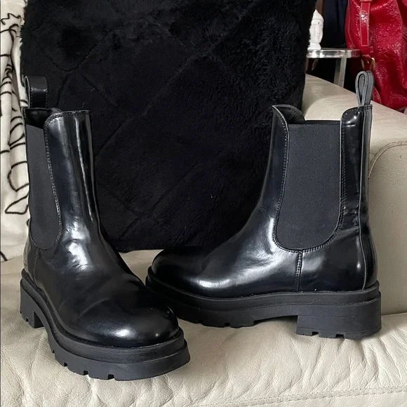 Sister * souer Black leather Chelsea Lug Sole Boots with elastic inserts - Picture 1 of 8